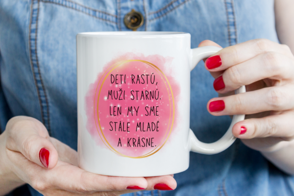 Keramický hrnček, deti rastú, muži starnú.