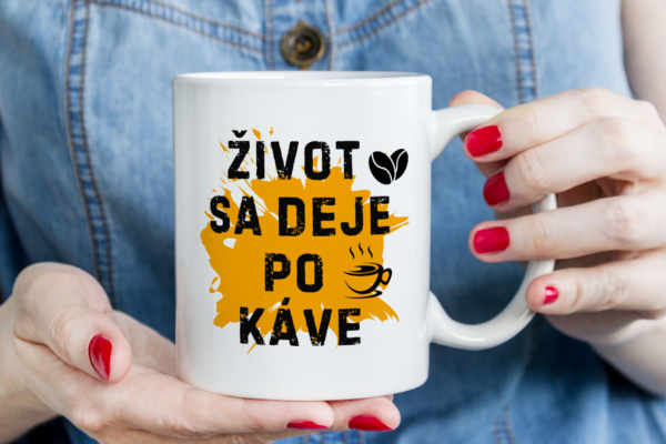 Keramický hrnček, život sa deje po káve...