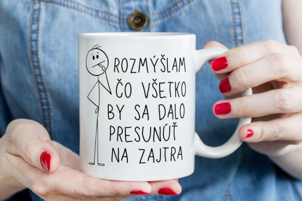 Keramický hrnček, rozmyšlam čo všetko by sa dalo odložit na zajtra..