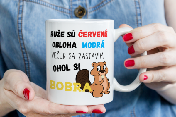 Keramický hrnček, ruže sú červené,obloha modrá..
