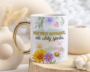 Hrnček s myšlienkou „Nie vždy rovnaké, ale vždy spolu“