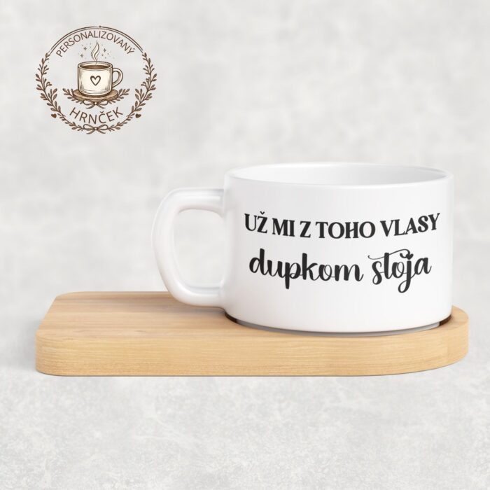 Matný hrnček DUO s bambusovou podšálkou – Už mi z toho vlasy dupkom stoja