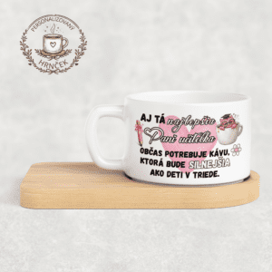 Matný hrnček DUO s bambusovou podšálkou pre pani učiteľku – káva silnejšia ako deti v triede