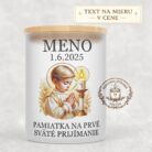 Sviečka na prvé sväté prijímanie – modliace sa dieťa s blond vlasmi a sviečkou