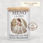 Sviečka na prvé sväté prijímanie – dievča s hnedými vlasmi pri modlitbe