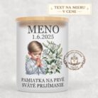 Sviečka na prvé sväté prijímanie – chlapec s blond vlasmi pri modlitbe a ľaliami