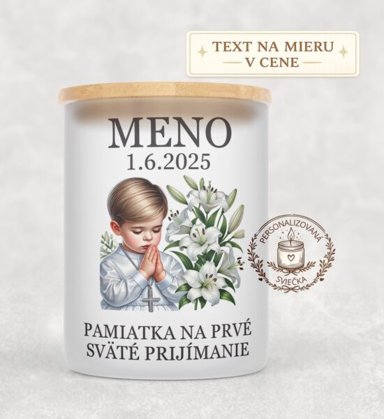 Sviečka na prvé sväté prijímanie – chlapec s blond vlasmi pri modlitbe a ľaliami