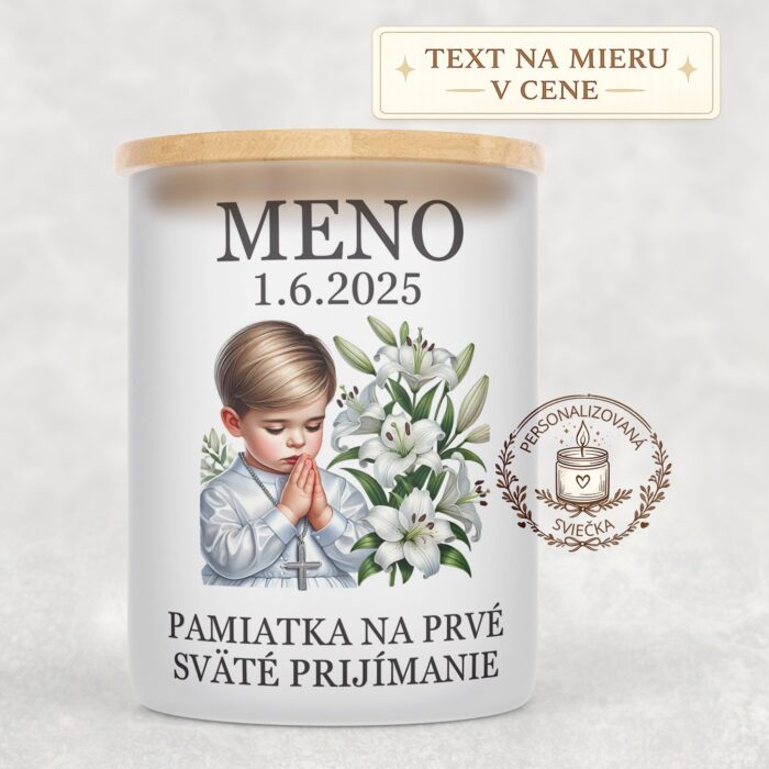 Sviečka na prvé sväté prijímanie – chlapec s blond vlasmi pri modlitbe a ľaliami