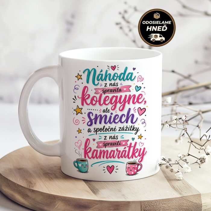Hrnček Náhoda z nás spravila kolegyne, ale smiech a spoločné zážitky z nás spravili kamarátky Hrnček Náhoda z nás spravila kolegyne, ale smiech a spoločné zážitky z nás spravili kamarátky