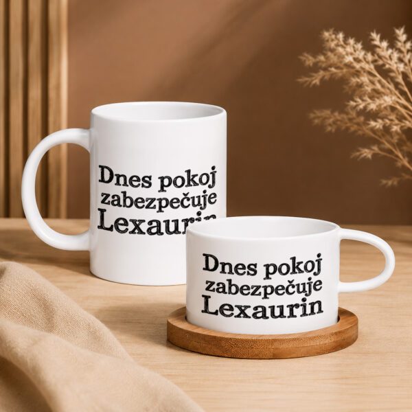 Vtipný keramický hrnček s textom „Dnes pokoj zabezpečuje Lexaurin“