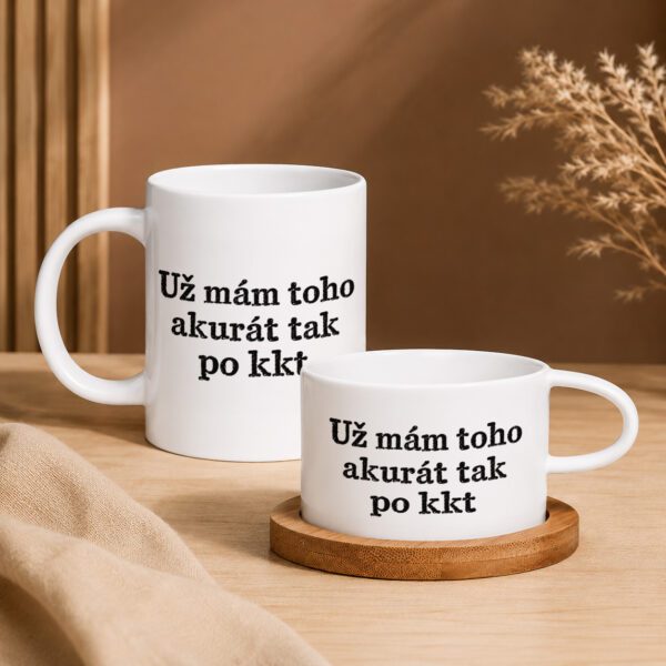Domov 6 Vtipný keramický hrnček s textom „Už mám toho akurát tak po kkt“