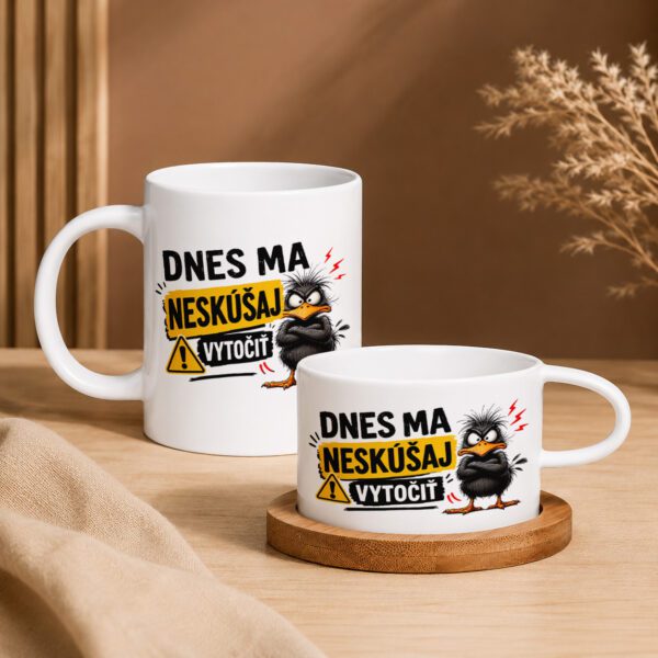 Vtipný keramický hrnček s textom „Dnes ma neskúšaj vytočiť“