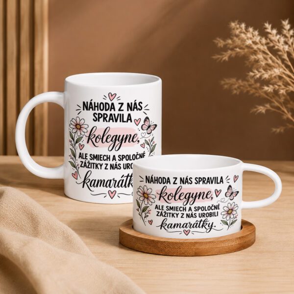 Domov 12 Keramický hrnček s textom „Náhoda z nás spravila kolegyne,
