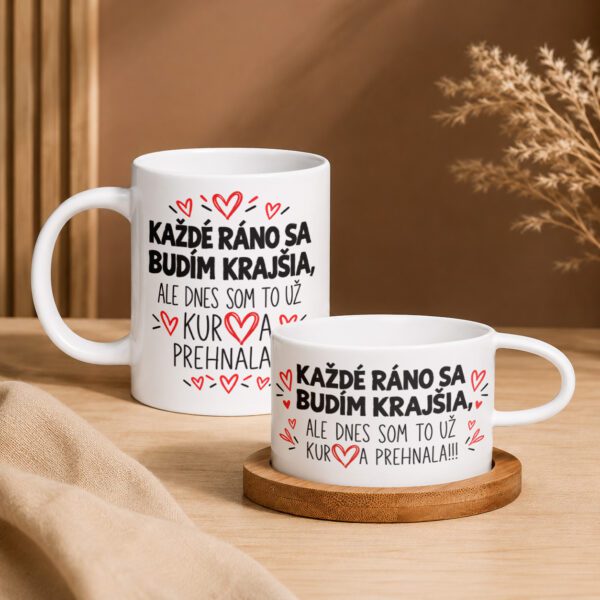 Domov 7 keramický hrnček s textom „Každé ráno sa budím krajšia, ale dnes som to už kur♥a prehnala!!!