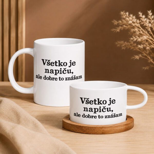 Vtipný keramický hrnček s textom „Všetko je napiču, ale dobre to znášam“ – 300 ml alebo makrónka 150 ml